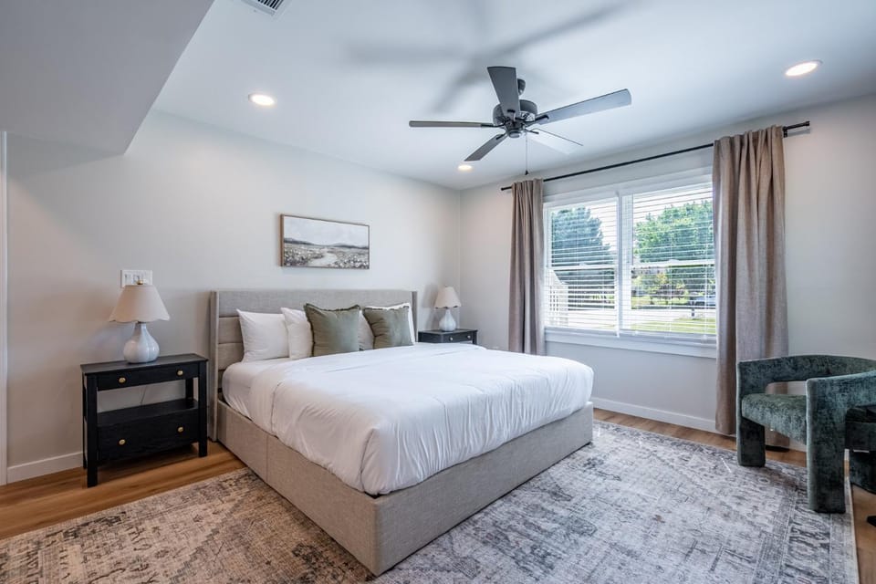 New Remodel! 4BR Near DT Cartersville & Major Hwys House in Cartersville