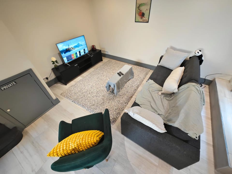 TV and multimedia, Living room, Seating area, Evening entertainment