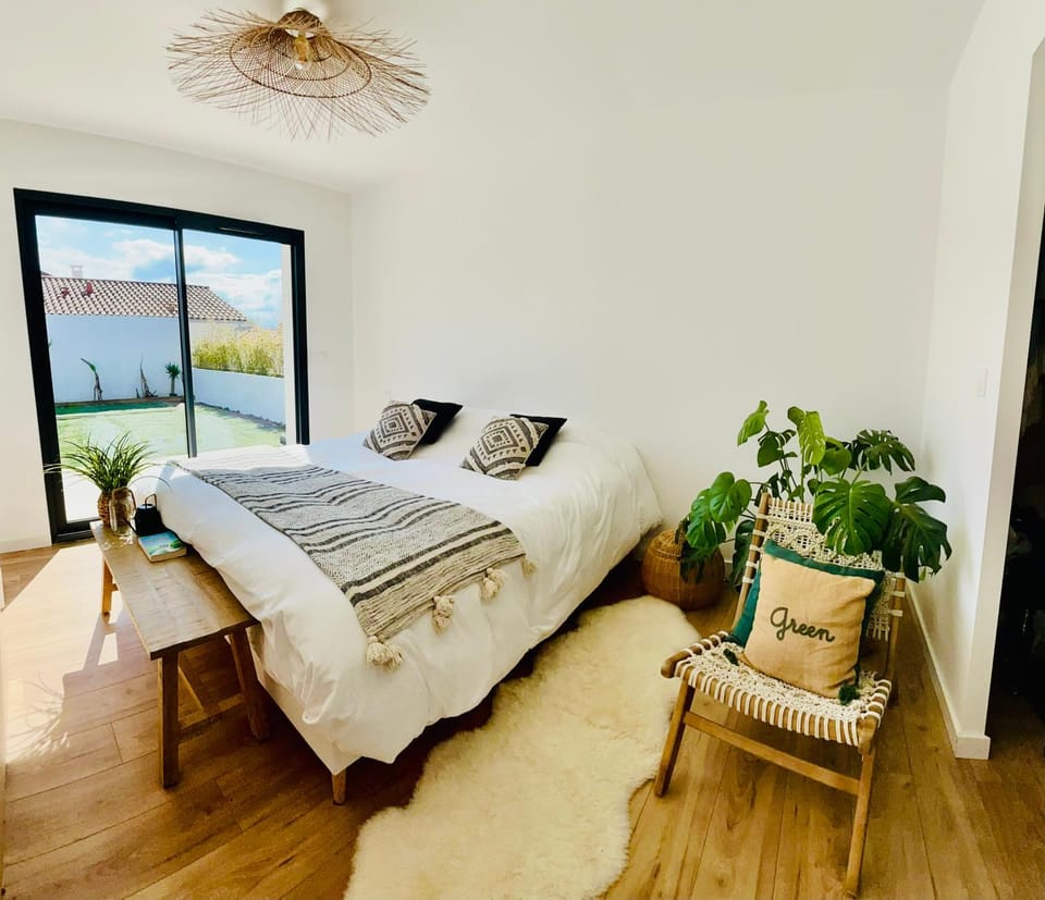Photo of the whole room, Bedroom