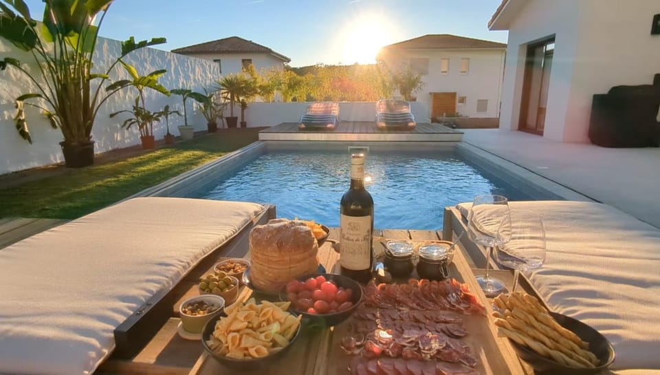 Patio, Food and drinks, Pool view