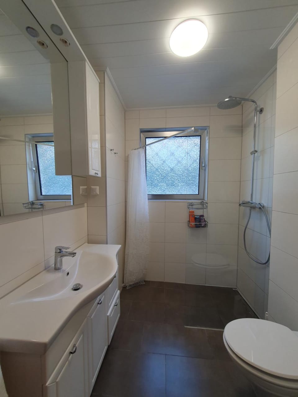 Shower, Toilet, Bathroom, hair dryier, towels, towels