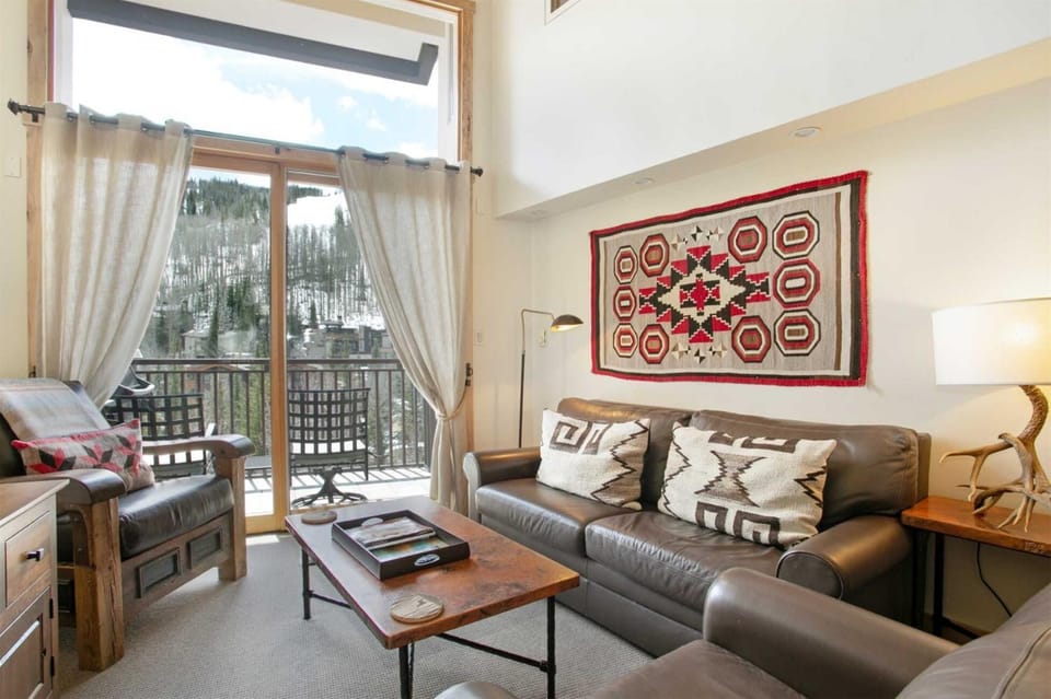 Spacious 3 Bedroom Condo In Lionshead Village - 100 Yards To Lift, Pool, Hot Tub! Apartment in Lionshead Village Vail