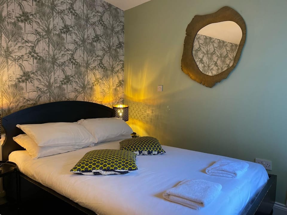 Quiet Triple Studio, King's Cross Apartment in London Borough of Islington