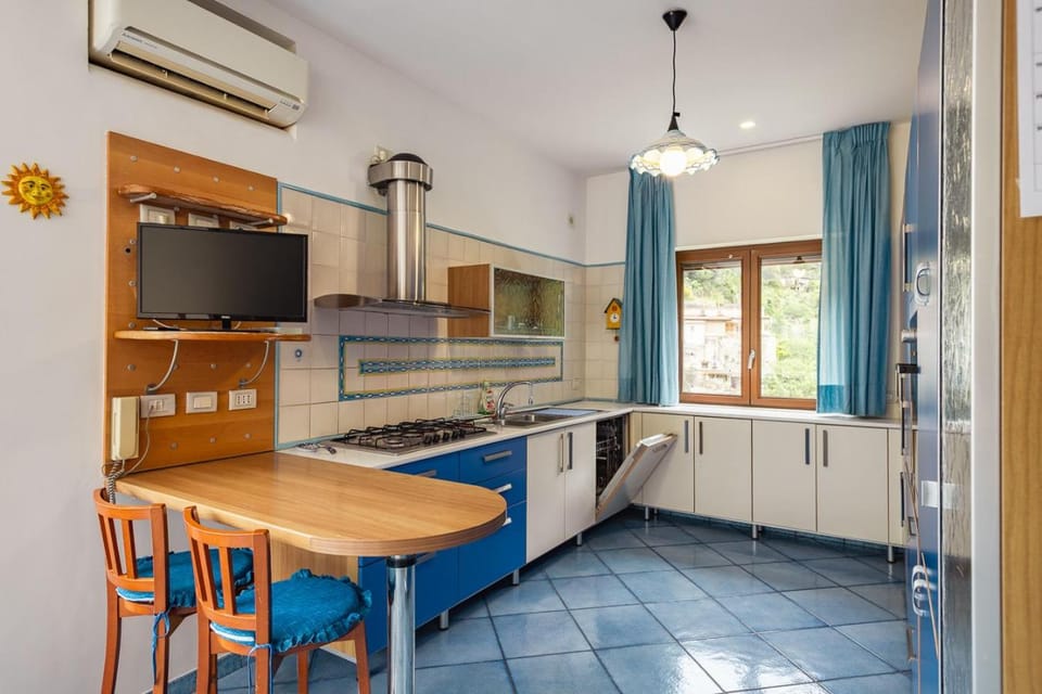 Kitchen or kitchenette, dishwasher, stove