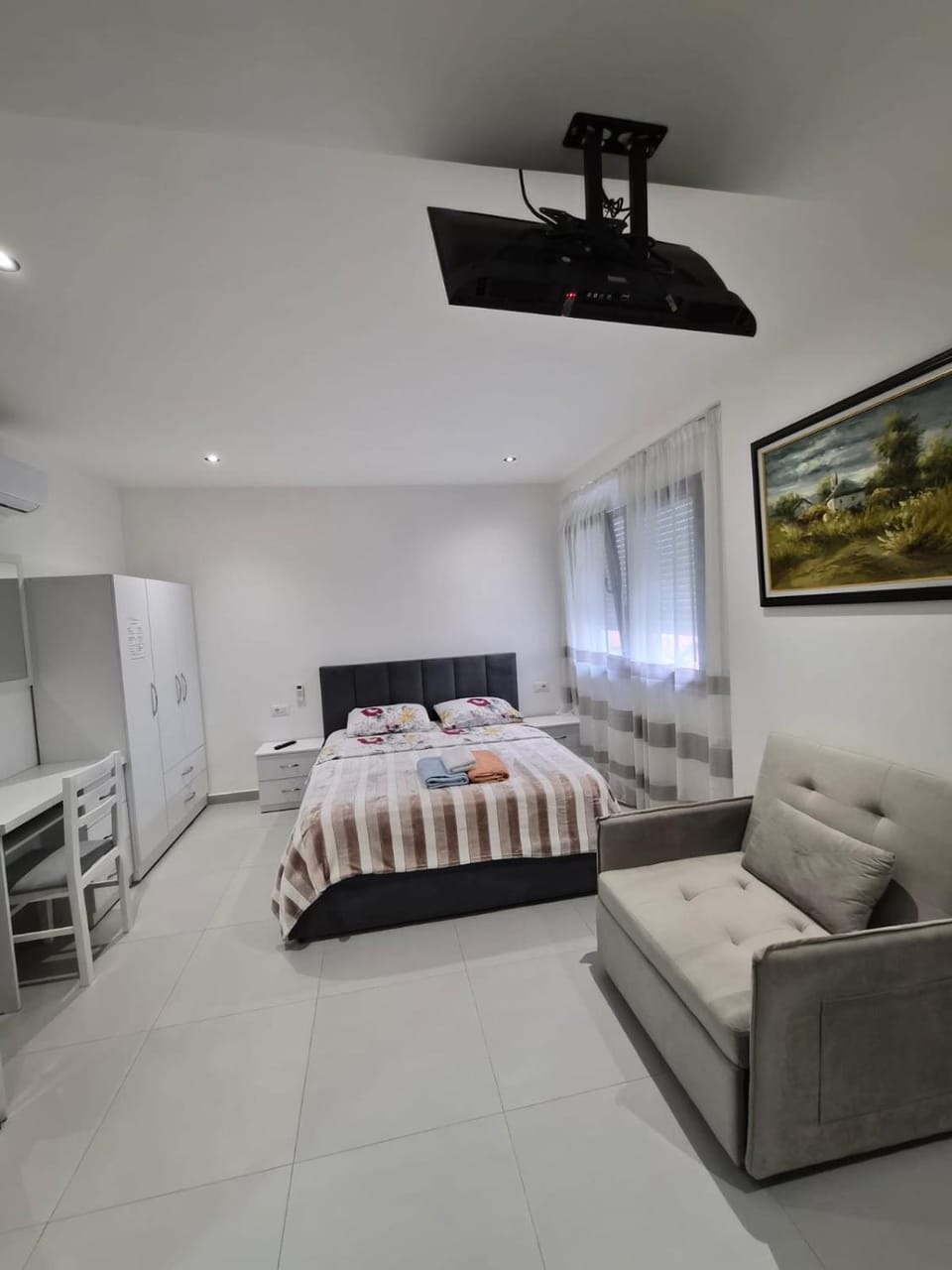 Bed, Living room, Photo of the whole room, Bedroom