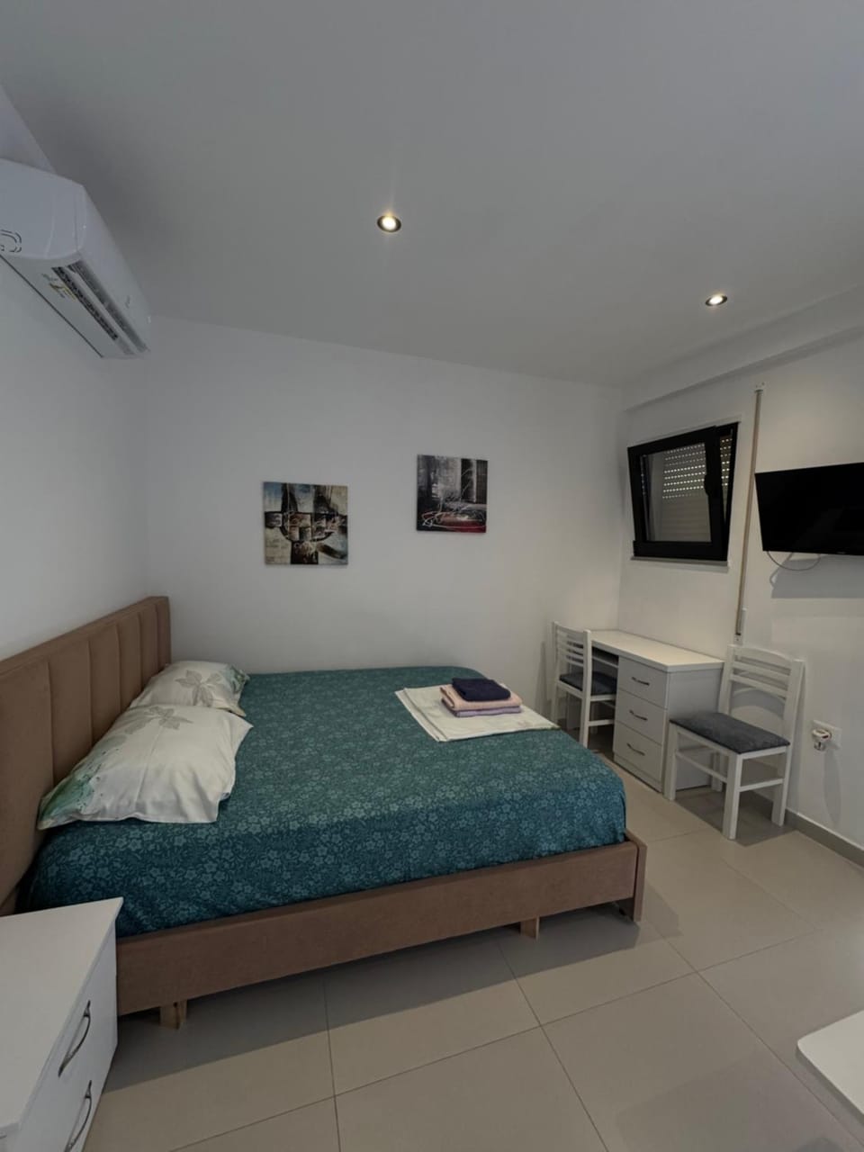 Bed, TV and multimedia, air conditioner