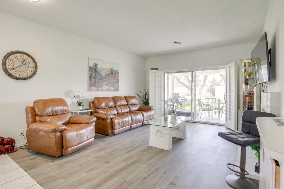 Steps to Community Pool & Spa: Palm Desert Condo! House in Palm Desert