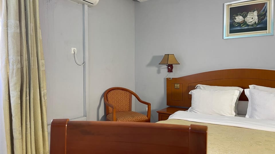 Bed, Photo of the whole room, Seating area, Bedroom, air conditioner