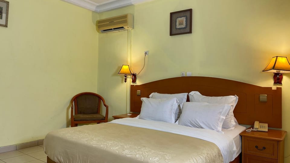 Bed, Photo of the whole room, Bedroom, air conditioner