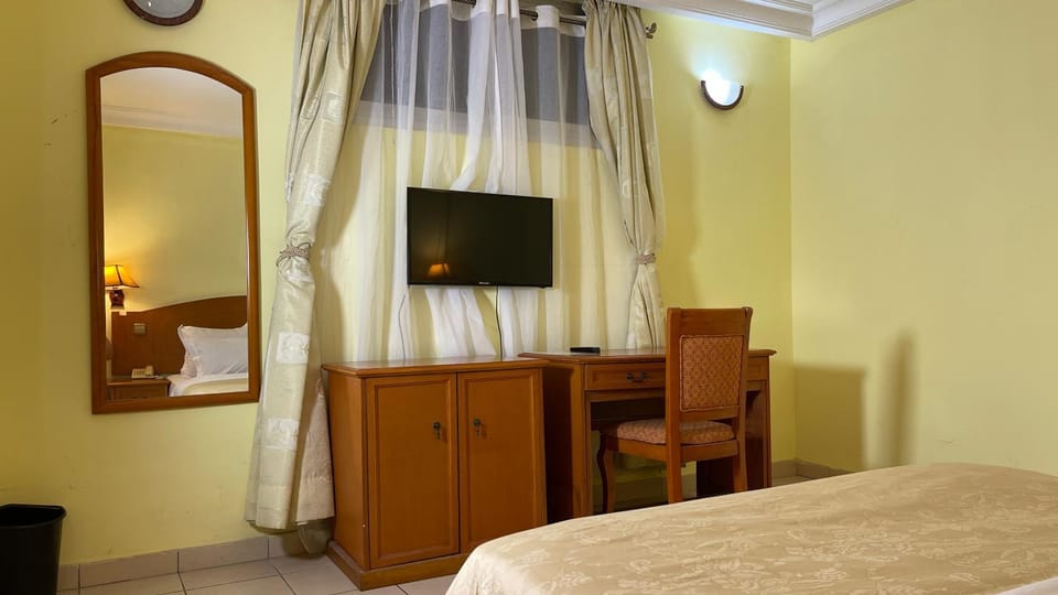 Communal lounge/ TV room, Bed, TV and multimedia, Photo of the whole room, Bedroom, hair dresser
