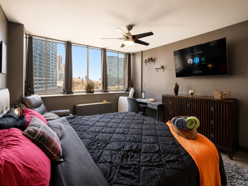 Bed, TV and multimedia, Seating area, Bedroom, City view, City view, internet, towels, elevator, air conditioner