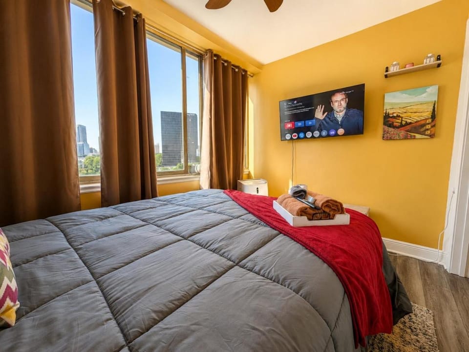 Beautiful 3BR Condo in DTWN Pool Access Apartment in Atlanta