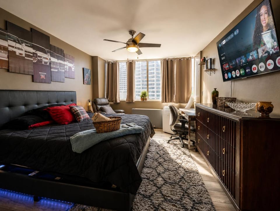Bed, TV and multimedia, Seating area, Bedroom, City view, internet, towels, air conditioner