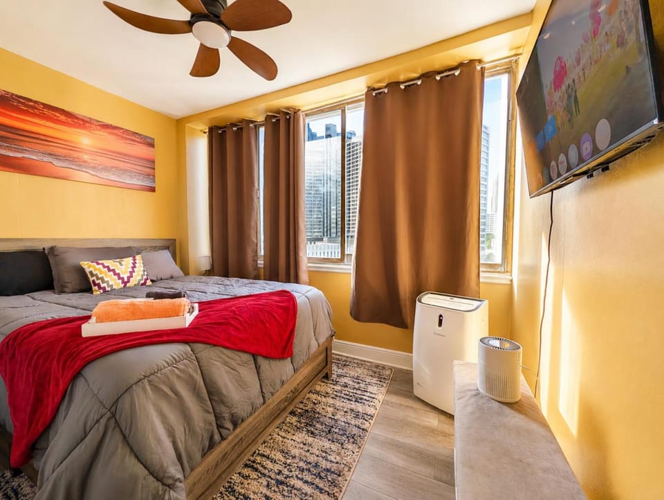 Bed, TV and multimedia, Bedroom, City view, internet, towels, wardrobe, air conditioner