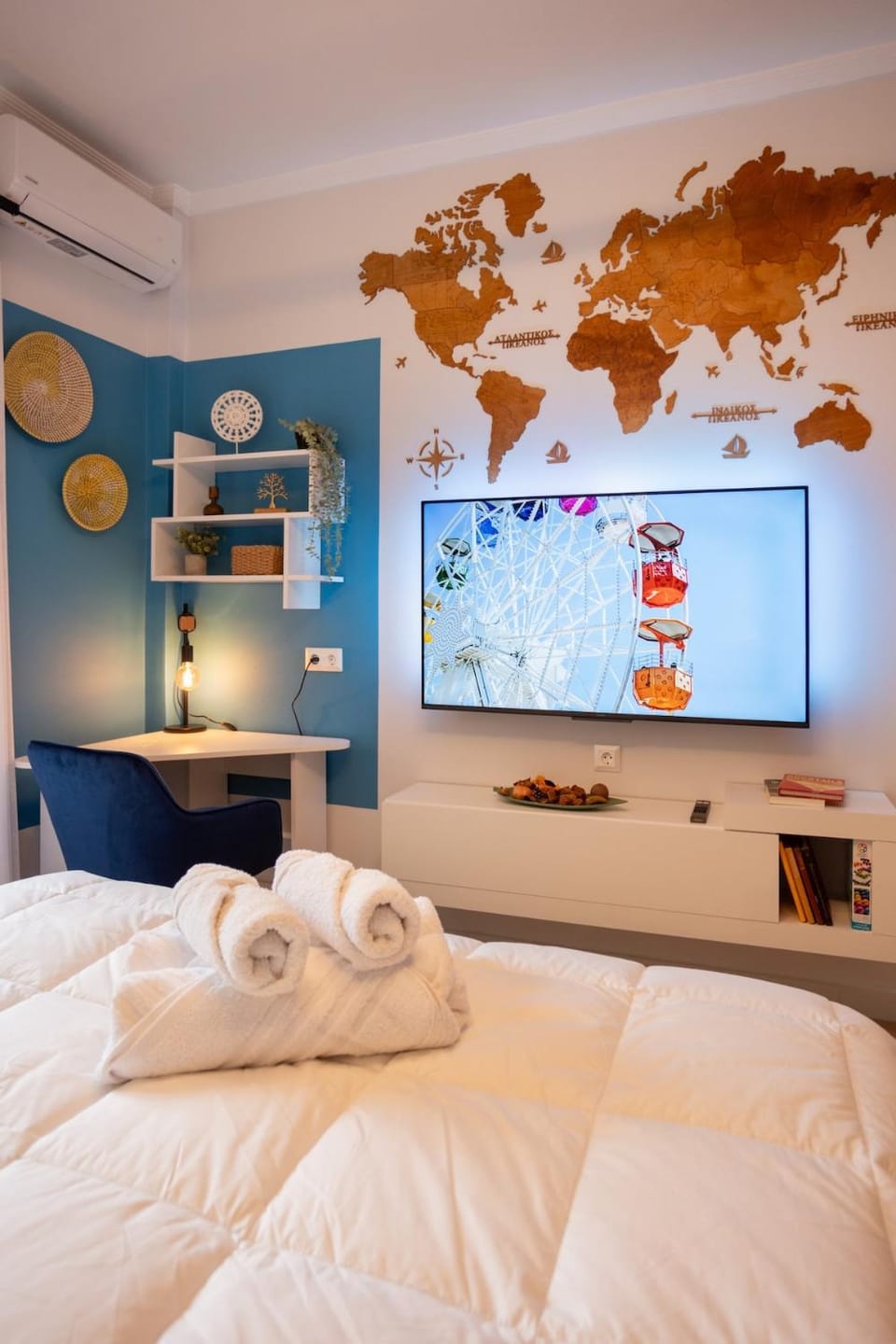 Bed, TV and multimedia, Photo of the whole room, Bedroom, towels, air conditioner