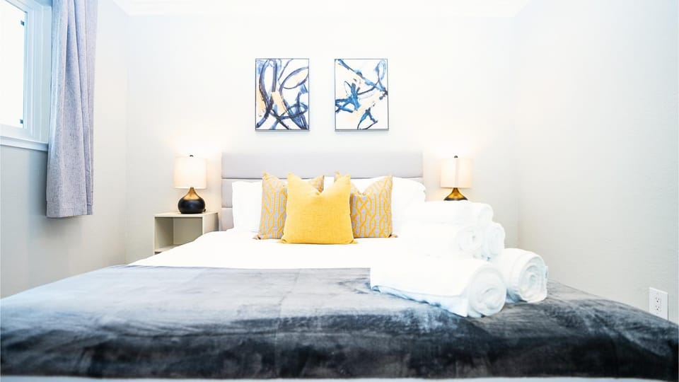 Bed, Bedroom, towels