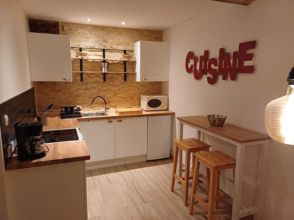 Coffee/tea facilities, Kitchen or kitchenette, Dining area, stove