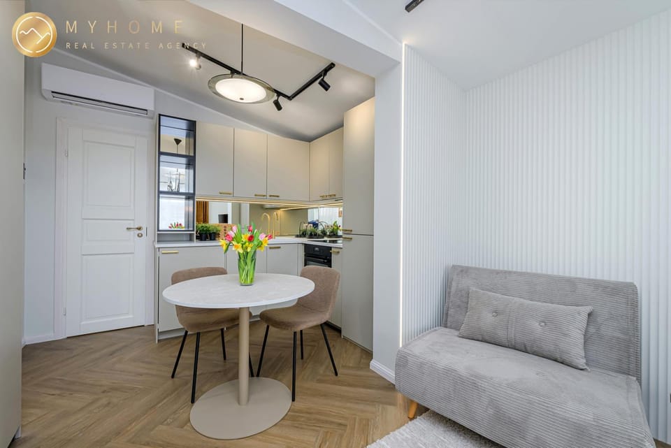 Kitchen or kitchenette, Living room, Seating area, Dining area