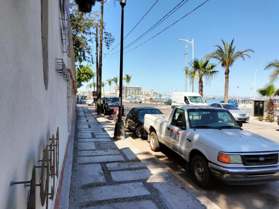 Neighbourhood, Location