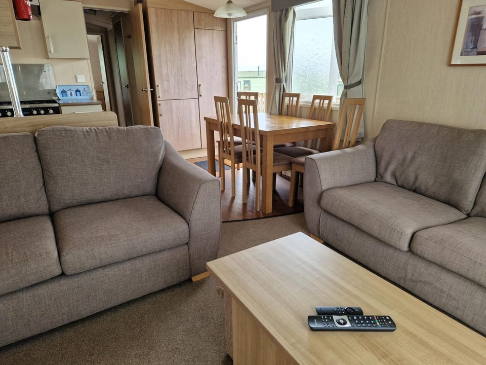 The Lookout 3 Bedroom Family Caravan Pet Friendly House in Tirymynach