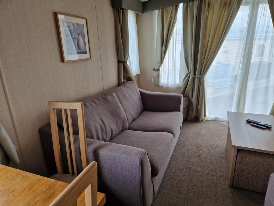 The Lookout 3 Bedroom Family Caravan Pet Friendly House in Tirymynach