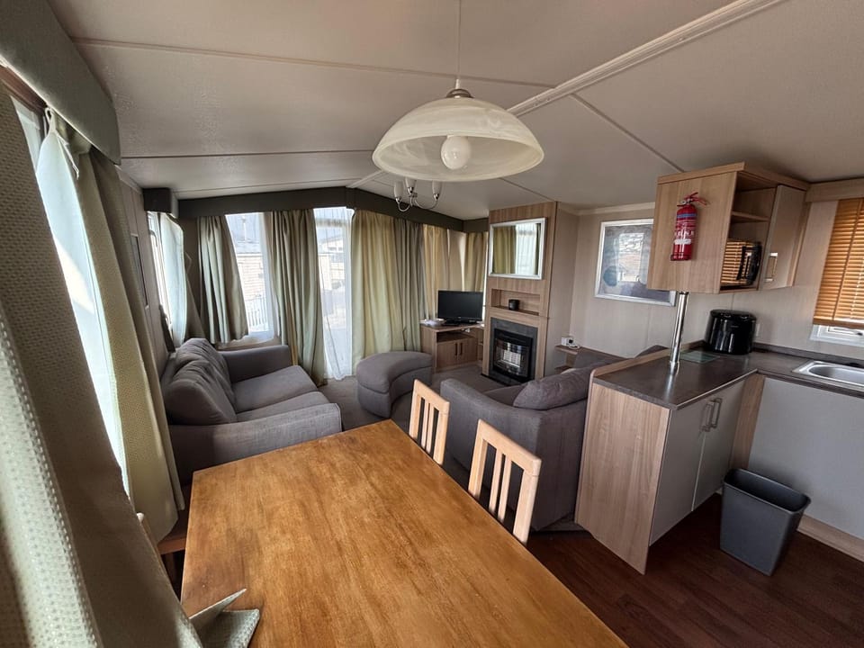 The Lookout 3 Bedroom Family Caravan Pet Friendly House in Tirymynach