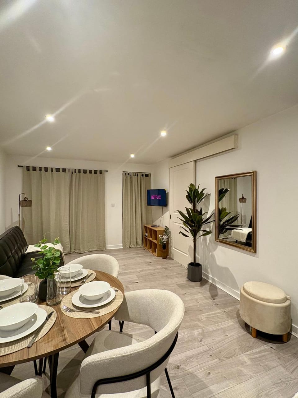 TV and multimedia, Living room, Seating area, Dining area