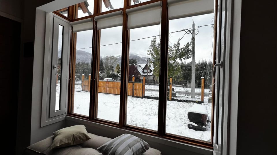 Property building, Communal lounge/ TV room, Garden, Living room, Mountain view