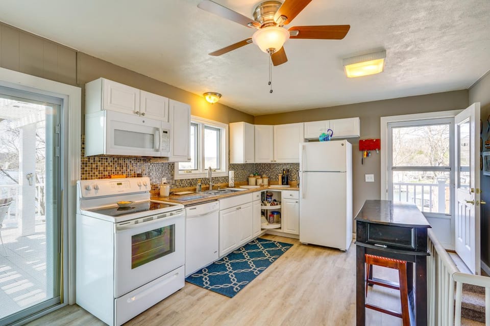 Home on Lake of the Ozarks w/ Private Swim Dock! House in Lake of the Ozarks