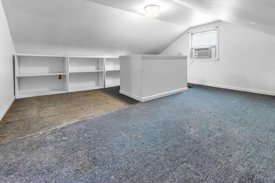 Cozy Stay in Edison NJ Near EWR-Train NYC-2 Queen Beds & Parking Bonus Sofa Bed House in Woodbridge Township