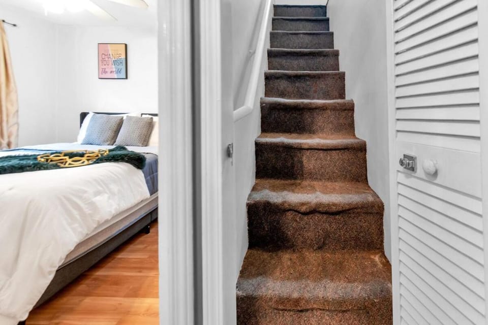 Cozy Stay in Edison NJ Near EWR-Train NYC-2 Queen Beds & Parking Bonus Sofa Bed House in Woodbridge Township