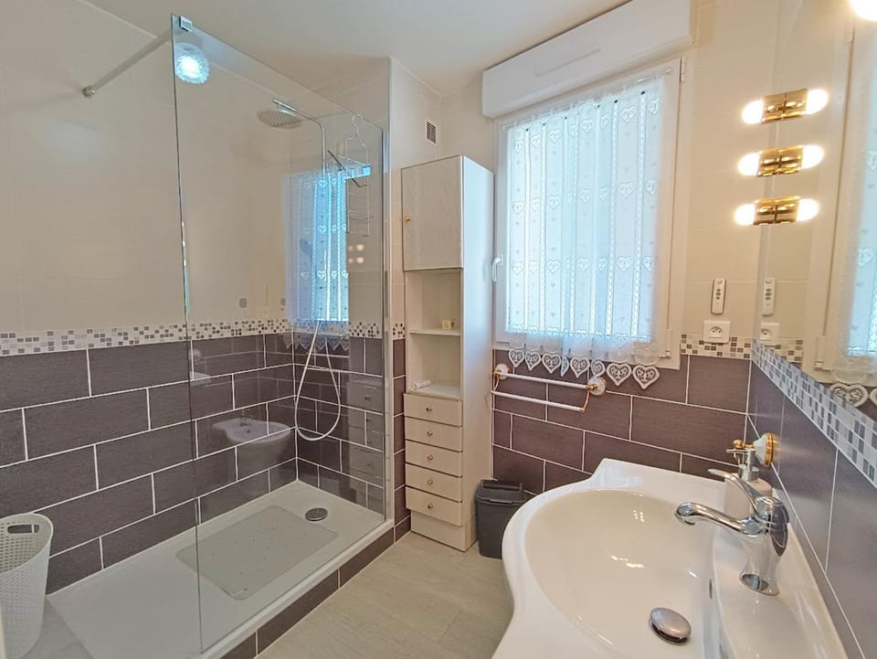 Shower, Bathroom