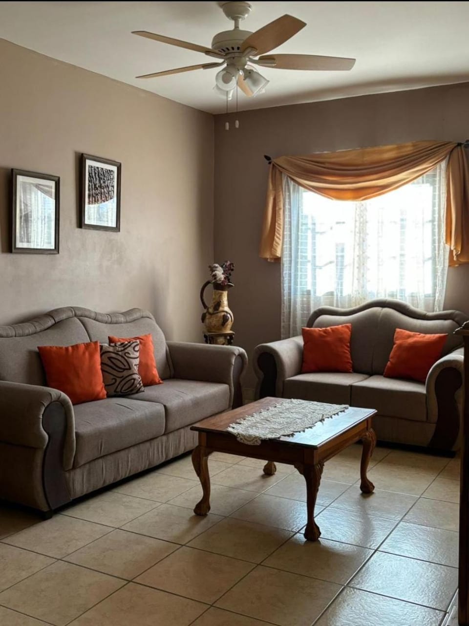 Living room, Seating area