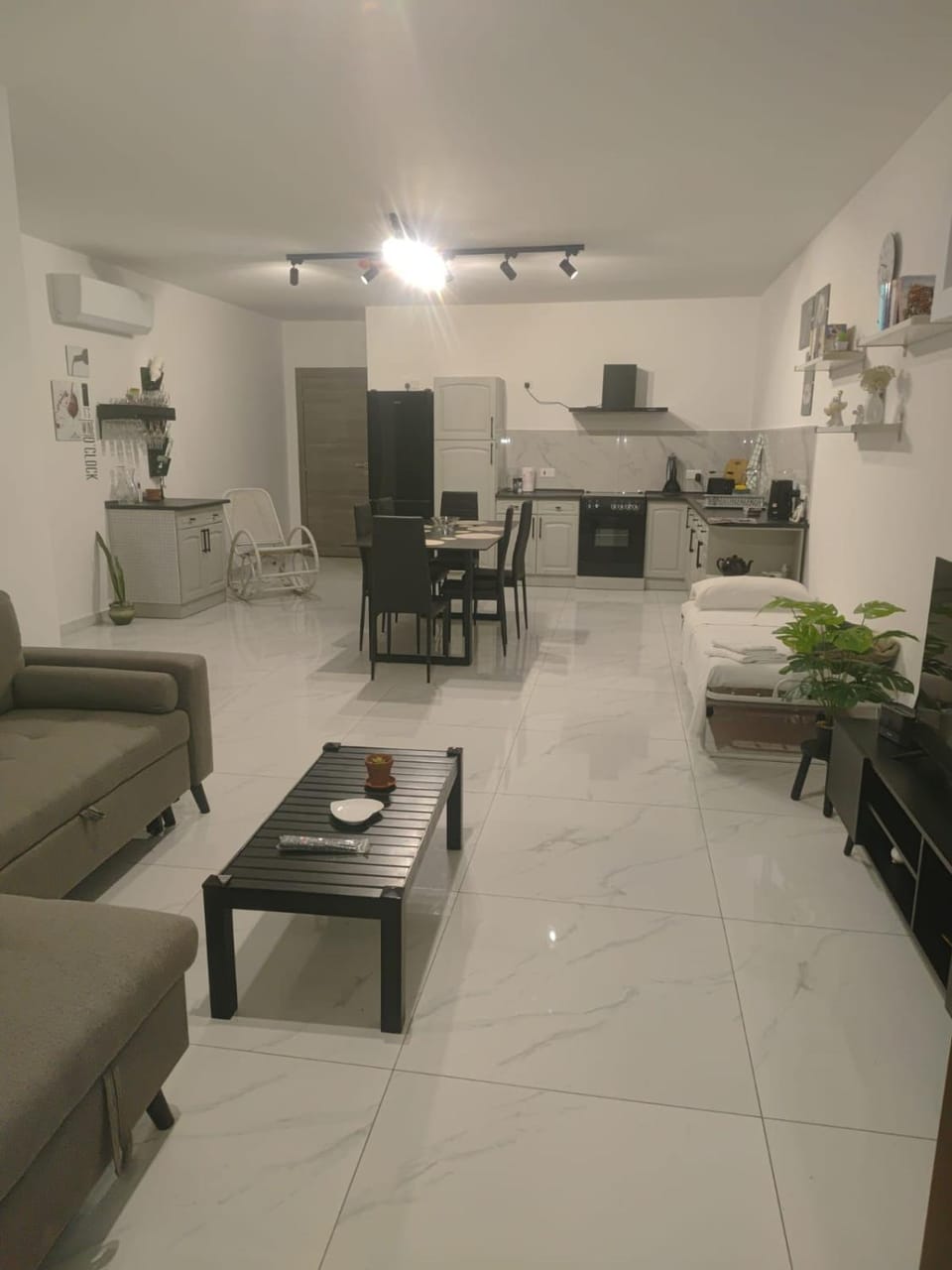Kitchen or kitchenette, Living room, Seating area, Dining area, minibar