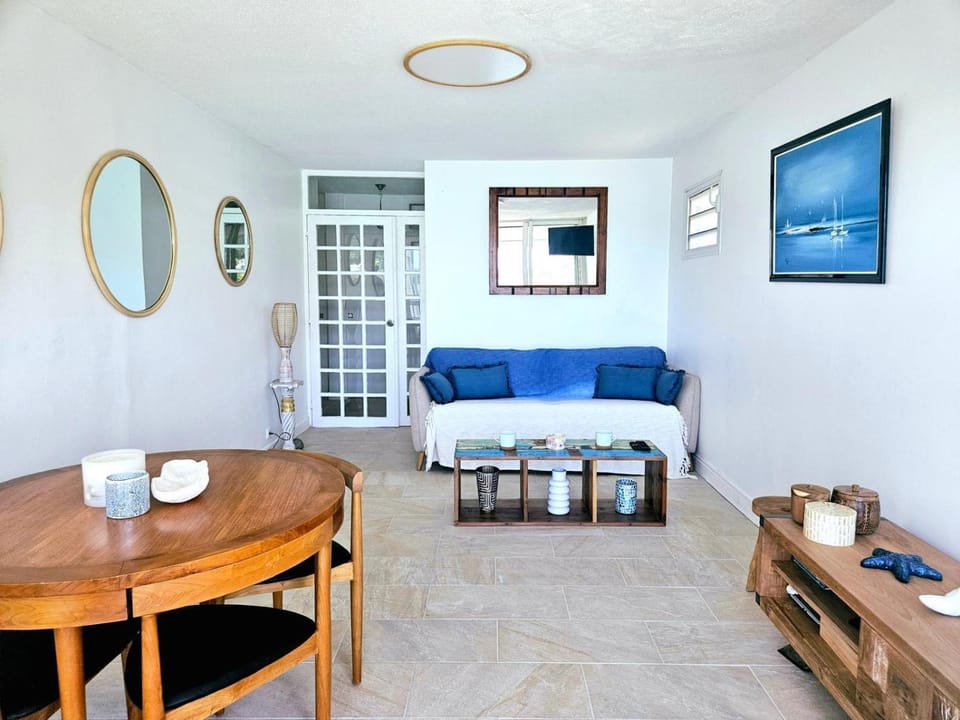 Bed, TV and multimedia, Living room, Seating area