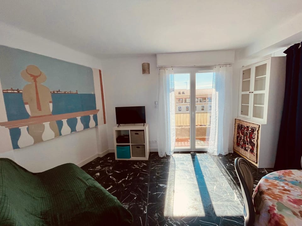 French Riviera centre ville plage port balcon panoramique et Clim Apartment in Saint-Raphael