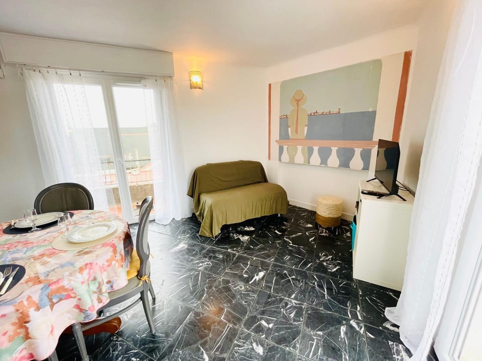 French Riviera centre ville plage port balcon panoramique et Clim Apartment in Saint-Raphael