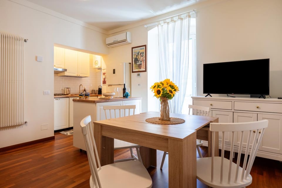 TV and multimedia, Kitchen or kitchenette, Living room, Seating area, Dining area, minibar, oven, pet friendly, stove, air conditioner