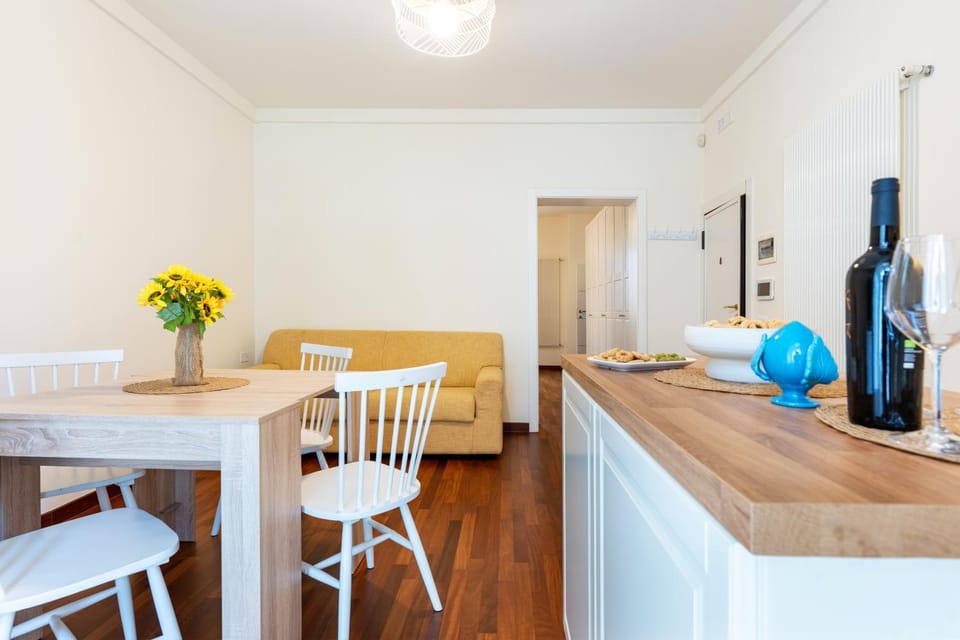 Living room, Food and drinks, Seating area, Dining area, Drinks