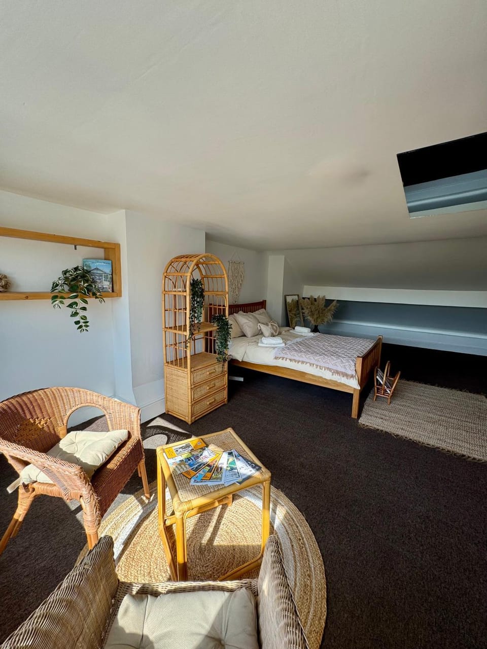 Bed, Photo of the whole room, Seating area, Bedroom