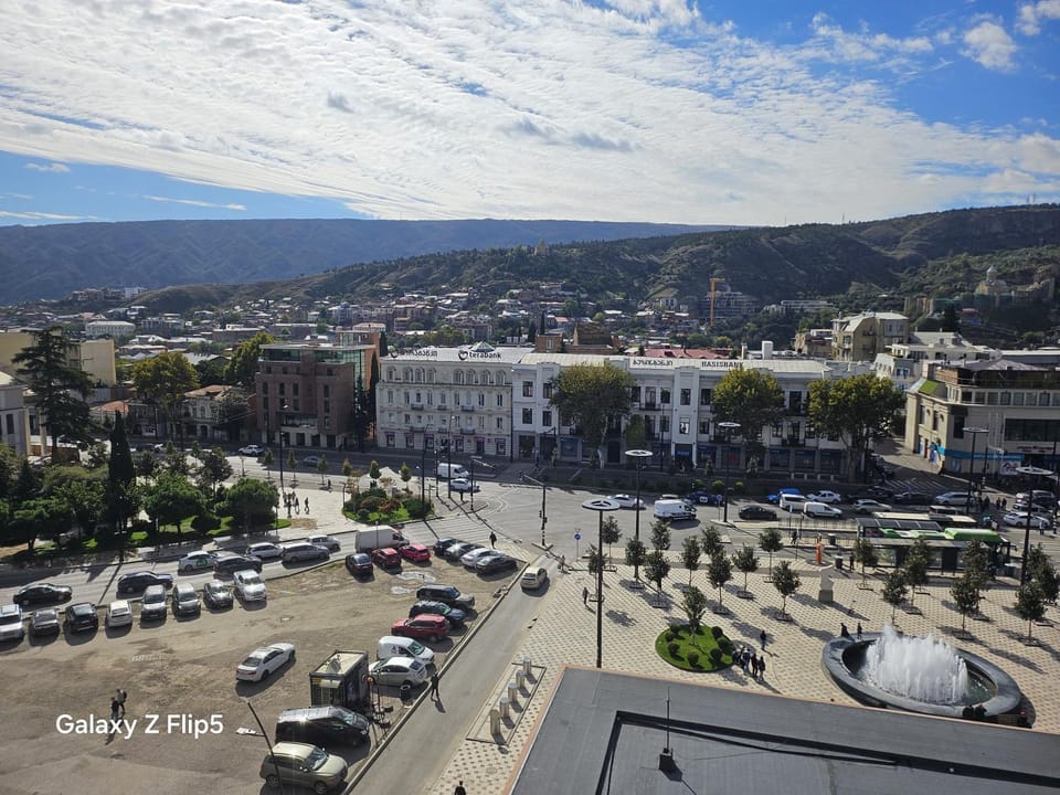 Nearby landmark, Day, Neighbourhood, City view, Mountain view, Street view, Location