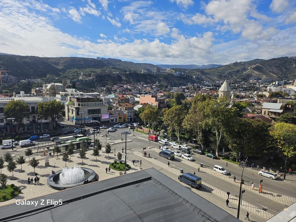 Nearby landmark, Day, Neighbourhood, Mountain view, Location