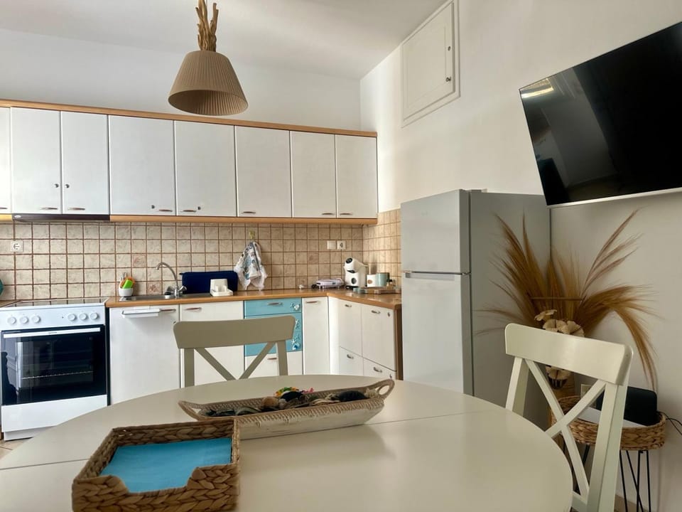 TV and multimedia, Coffee/tea facilities, Kitchen or kitchenette, Dining area, oven, stove