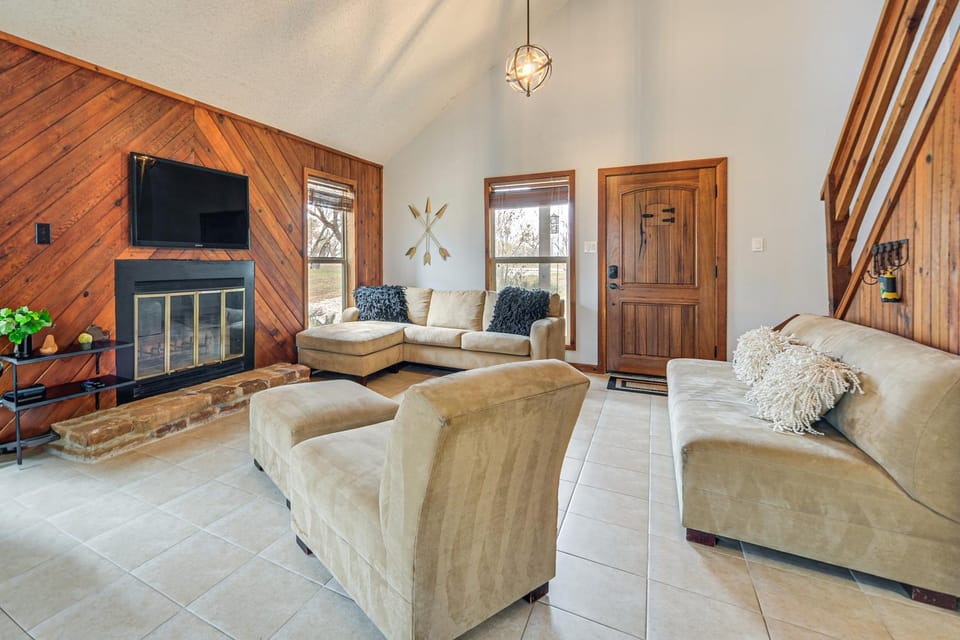 Serene Family Cottage w/ Deck & BBQ House in Lake Travis