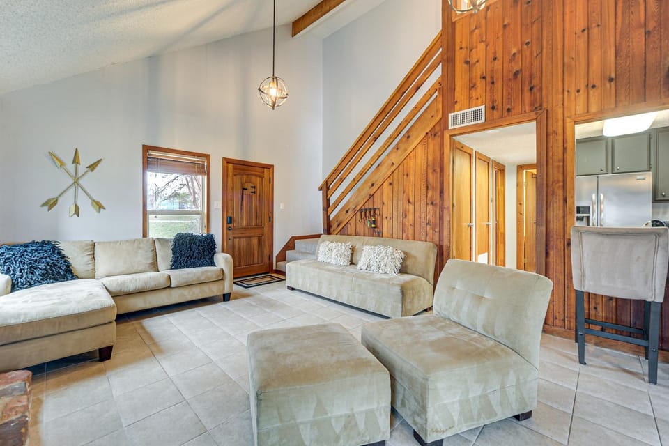 Serene Family Cottage w/ Deck & BBQ House in Lake Travis