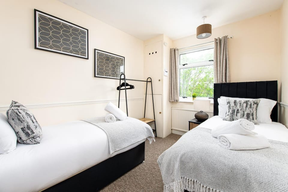 Bed, Bedroom, towels