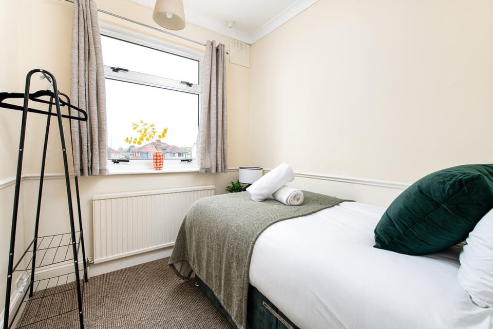 Bed, Photo of the whole room, Bedroom, towels