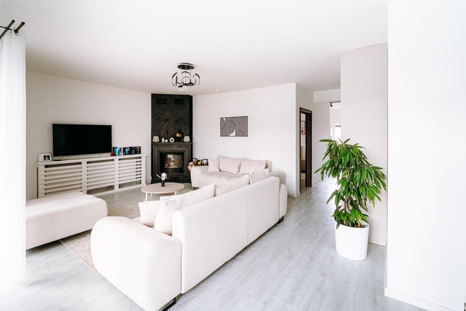 Communal lounge/ TV room, TV and multimedia, Living room, Seating area, Evening entertainment