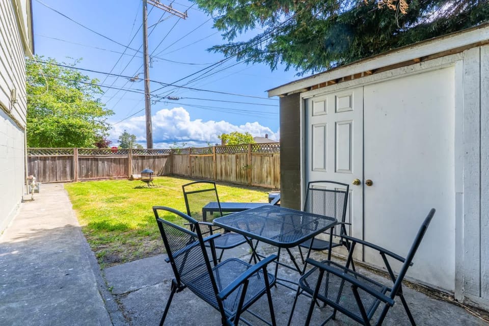 Entire Apt in South Seattle Workspace and Yard House in Seattle