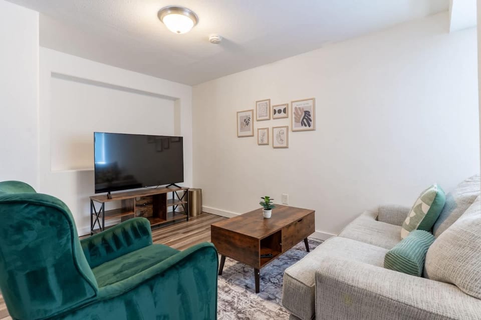 Entire Apt in South Seattle Workspace and Yard House in Seattle
